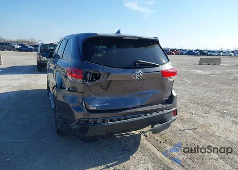 2019 Toyota Highlander Le Plus z USA, uszkodzony, nr VIN 5TDBZRFH6KS953683